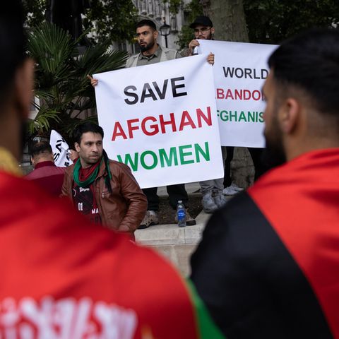 "Rettet Afghanistans Frauen": Demonstranten vor dem Parlament in London