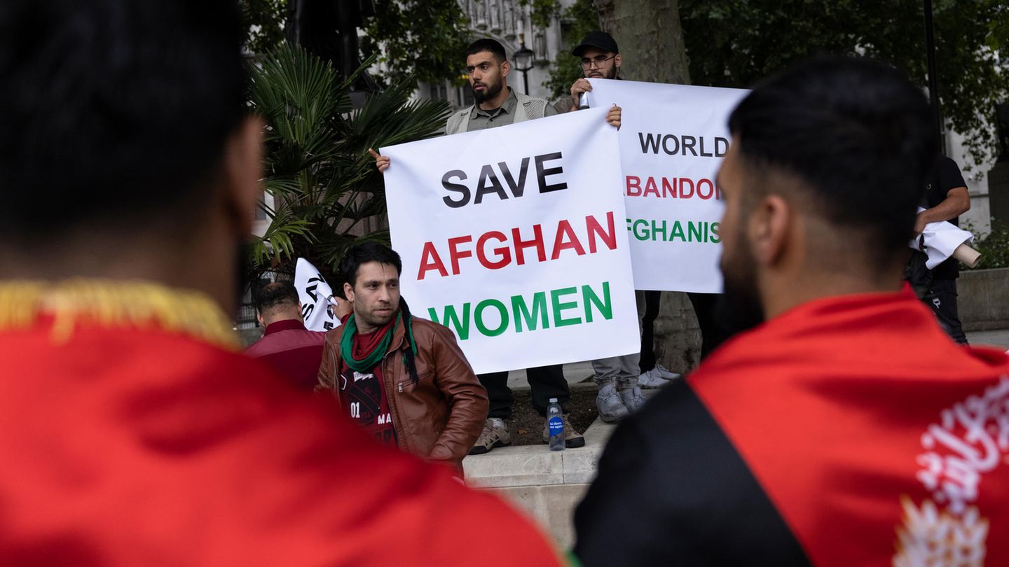 "Rettet Afghanistans Frauen": Demonstranten vor dem Parlament in London "Rettet Afghanistans Frauen": Demonstranten vor dem Parlament in London
