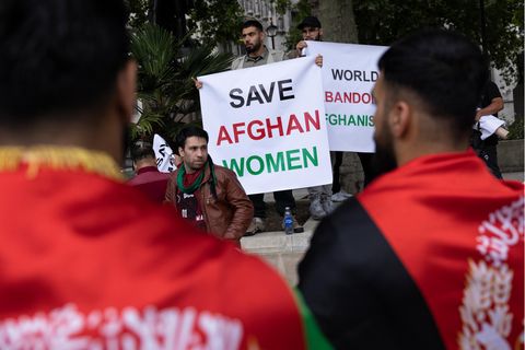 "Rettet Afghanistans Frauen": Demonstranten vor dem Parlament in London