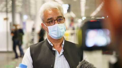 Mahmud Sadjadi berichtet am frühen Morgen auf dem Frankfurter Flughafen von der Situation in Kabul und seiner Reise nach Deutschland