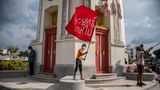 Ein Junge schwenkt während einer Kundgebung in Thailands Hauptstadt eine Fahne für die Demokratie