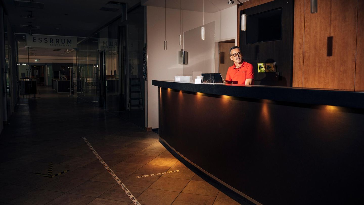 Hotelier Götz Diederichs am Empfang seines Hotels