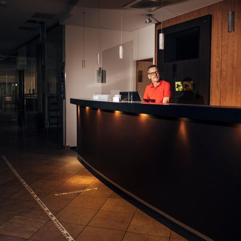 Hotelier Götz Diederichs am Empfang seines Hotels