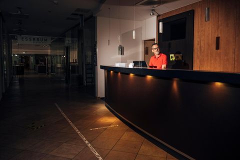 Hotelier Götz Diederichs am Empfang seines Hotels