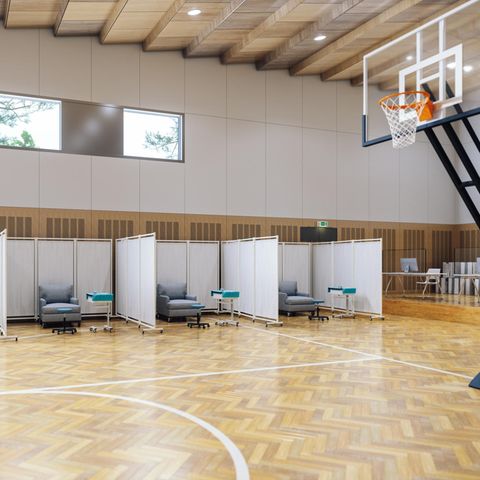 Leeres Impfzentrum in Sporthalle