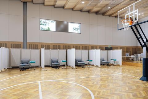 Leeres Impfzentrum in Sporthalle