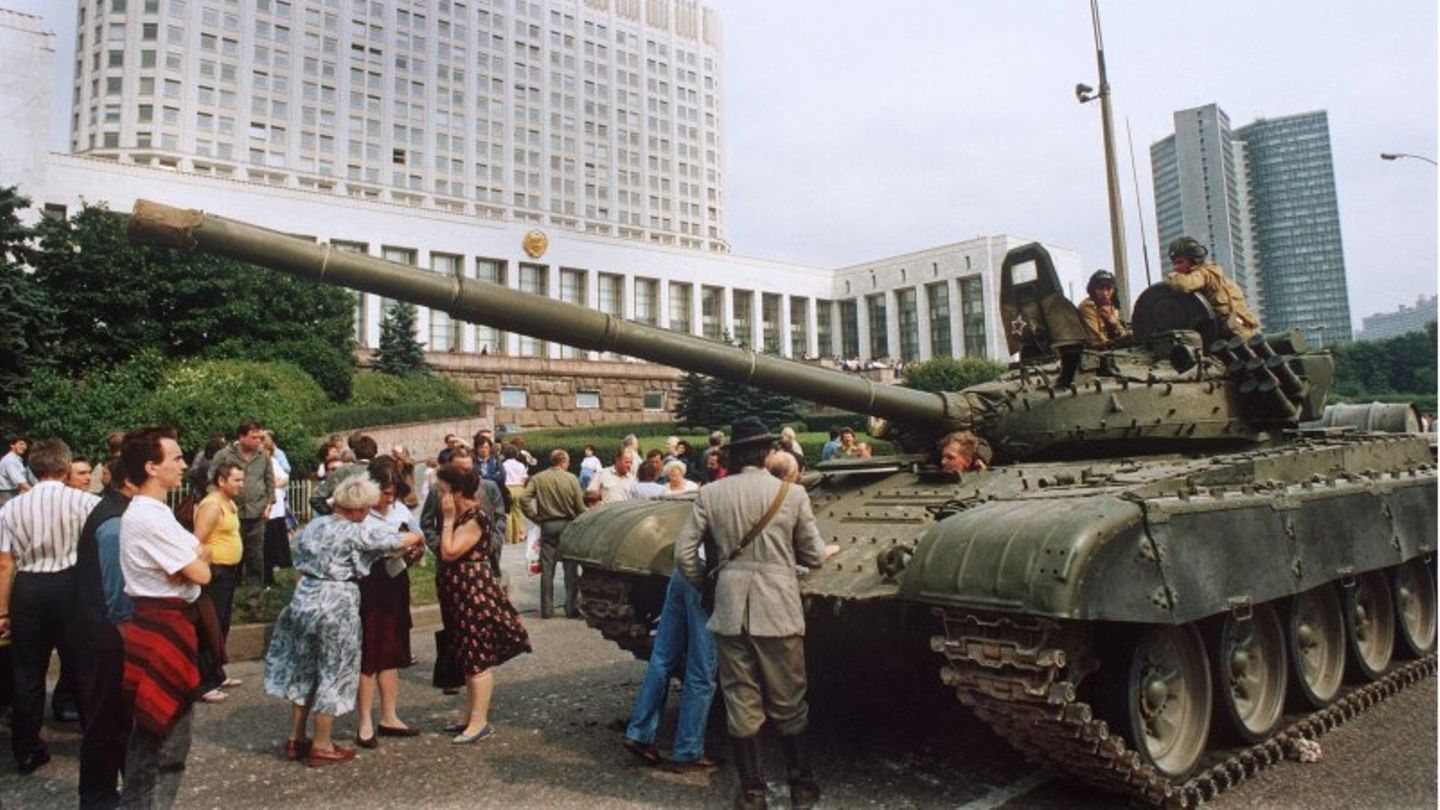 Demonstranten leisten Widerstand gegen einrollende Panzer in Moskau im August 1991