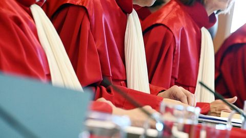 Der Zweite Senat beim Bundesverfassungsgericht in roten Roben.