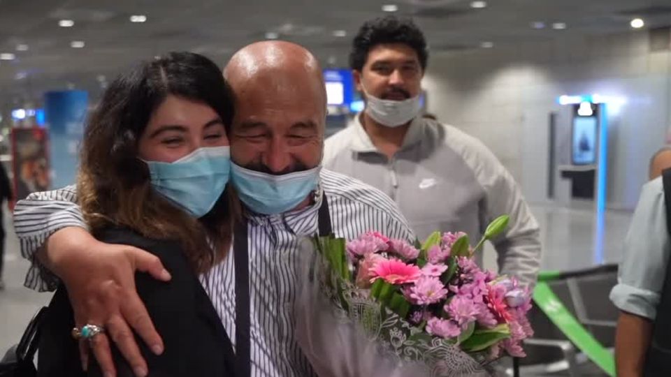 Afghanistan Ausgeflogene Landung Frankfurt Deutschland Ein glatzköpfiger Mann lacht und umarmt eine jüngere Frau mit halblangen, dunklen Locken
