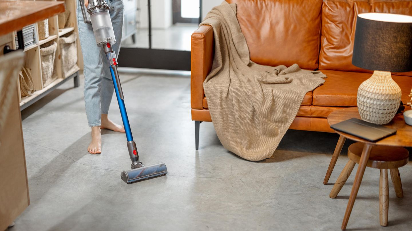 Eine Frau saugt mit dem Dyson V11 Absolute Extra ihre Wohnung.