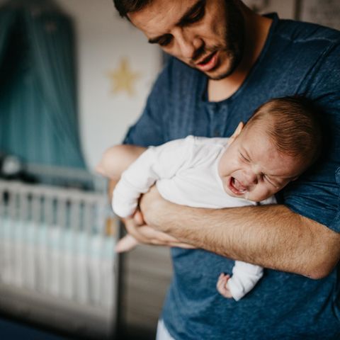 Vater mit schreiendem Baby