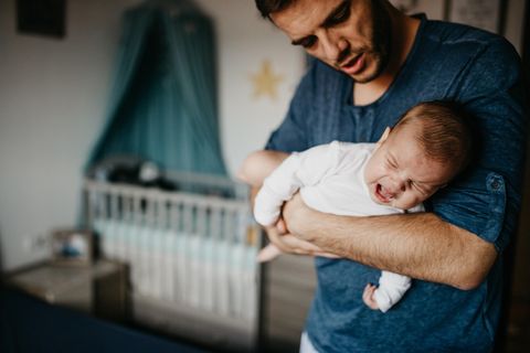 Vater mit schreiendem Baby
