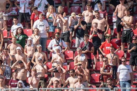 Die Fans von Augsburg genießen das Spiel ihrer Mannschaft gegen die TSG Hoffenheim