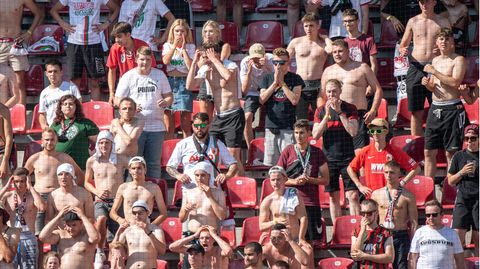 Die Fans von Augsburg genießen das Spiel ihrer Mannschaft gegen die TSG Hoffenheim