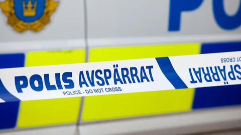 Vor einem schwedischen Polizeiauto hängt ein Absperrband der Polizei