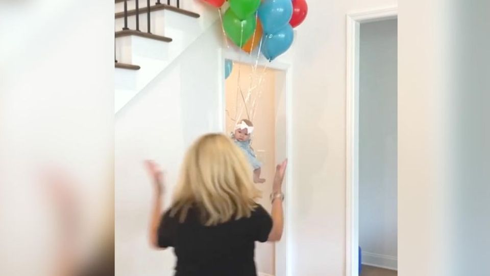 Fieser Streich: Ein Baby scheint an Heliumluftballons davon zu fliegen.