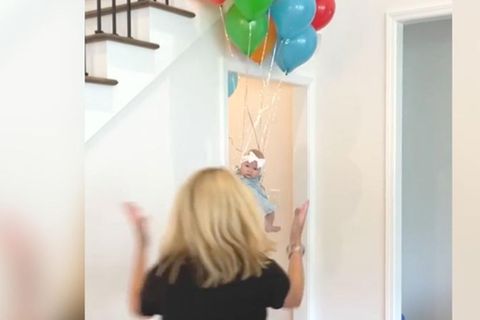 Fieser Streich: Ein Baby scheint an Heliumluftballons davon zu fliegen.