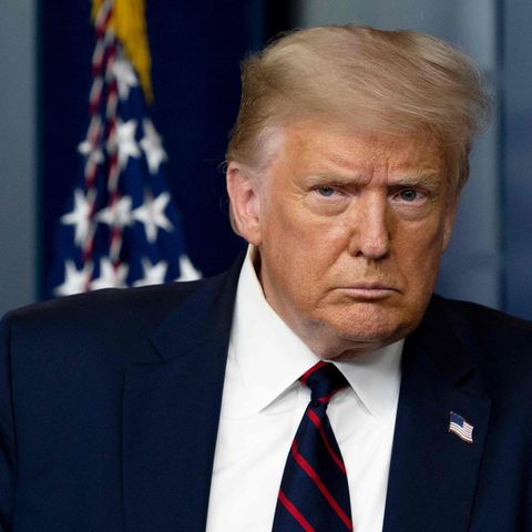 Donald Trump schaut argwöhnich am Kameraobjektiv vorbei