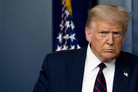 Donald Trump schaut argwöhnich am Kameraobjektiv vorbei