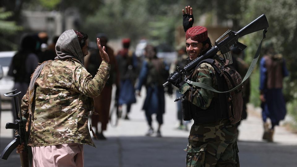 Junge Taliban-Kämpfer in Kabul 2021