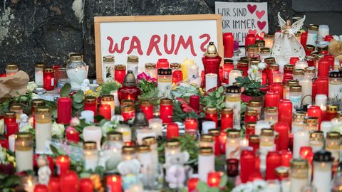 Vor der Porta Nigra in Trier haben Menschen zum Gedenken an die Opfer der Amokfahrt Kerzen aufgestellt