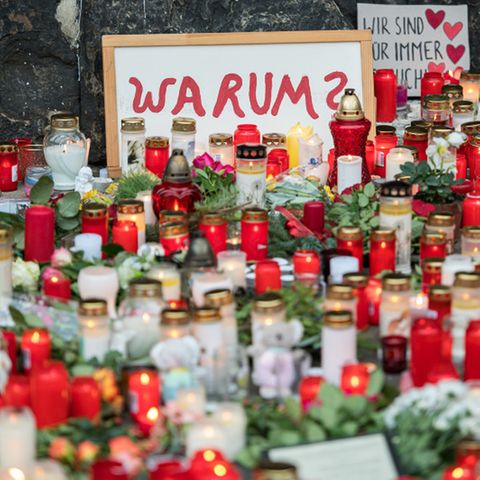 Vor der Porta Nigra in Trier haben Menschen zum Gedenken an die Opfer der Amokfahrt Kerzen aufgestellt