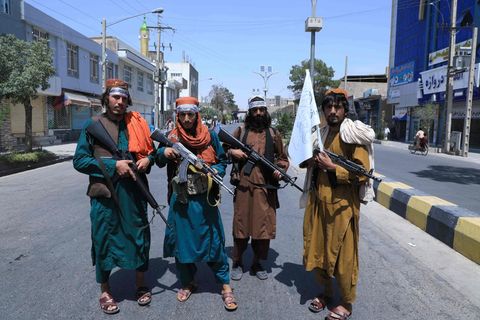 Taliban posieren auf Straße