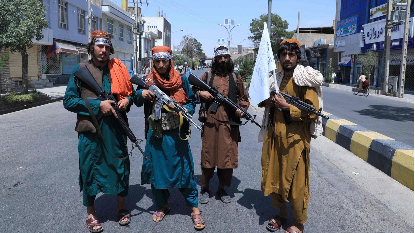 Taliban posieren auf Straße