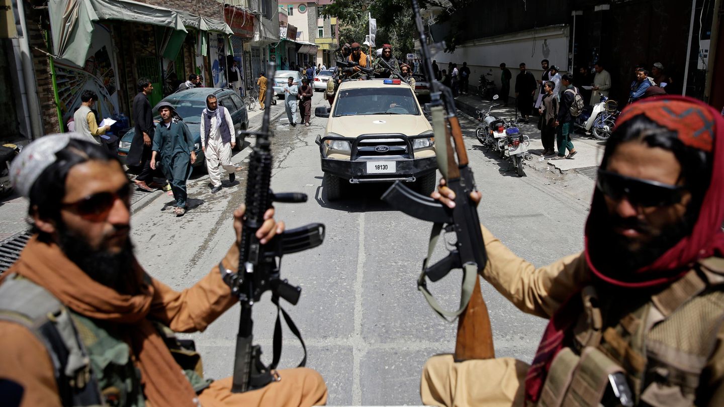 Afghanistan: Schwer bewaffnete Taliban-Kämpfer patrouillieren durch Kabul