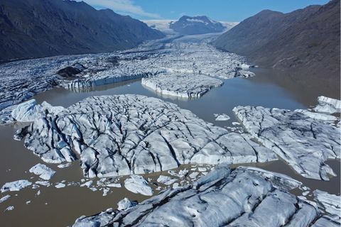 Schmelzender und auseinander gebrochener Gletscher auf Island: Die Erderwärmung auf 2,0 Grad zu begrenzen, ist offenbar kaum noch zu schaffen.