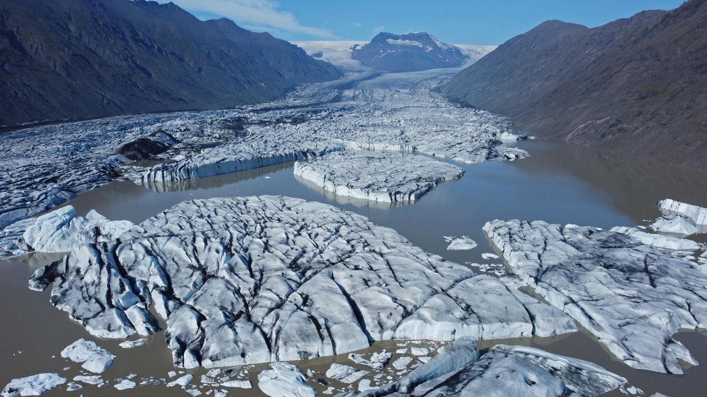 Schmelzender und auseinander gebrochener Gletscher auf Island: Die Erderwärmung auf 2,0 Grad zu begrenzen, ist offenbar kaum noch zu schaffen.