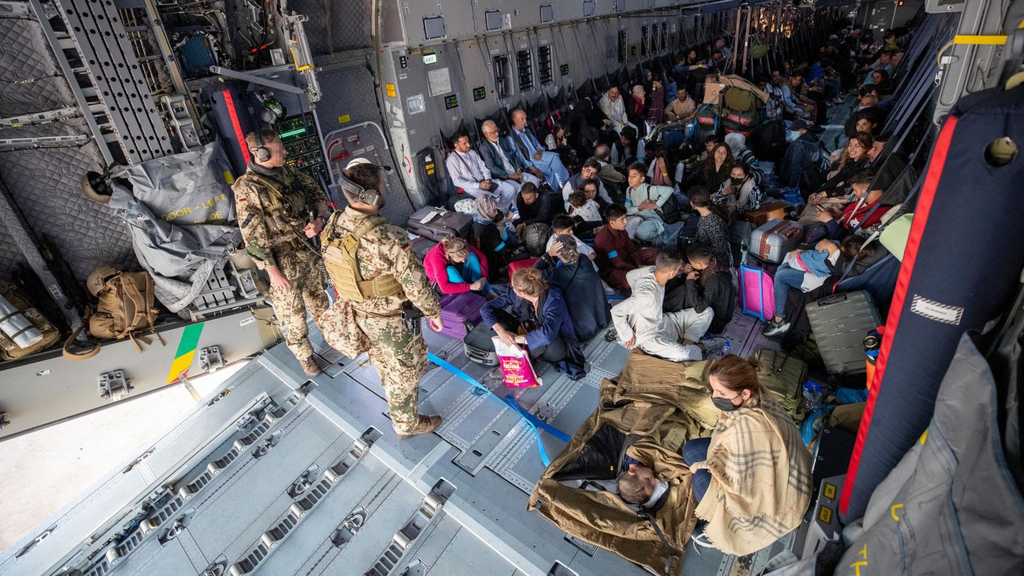 Menschen, die vor den Taliban evakuiert werden, sitzen in einem Flugzeug der Bundeswehr
