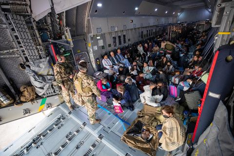 Menschen, die vor den Taliban evakuiert werden, sitzen in einem Flugzeug der Bundeswehr