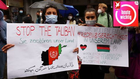 Nordrhein-Westfalen, Köln: Frauen aus Afghanistan halten bei einer Demonstration Transparente in der Hand