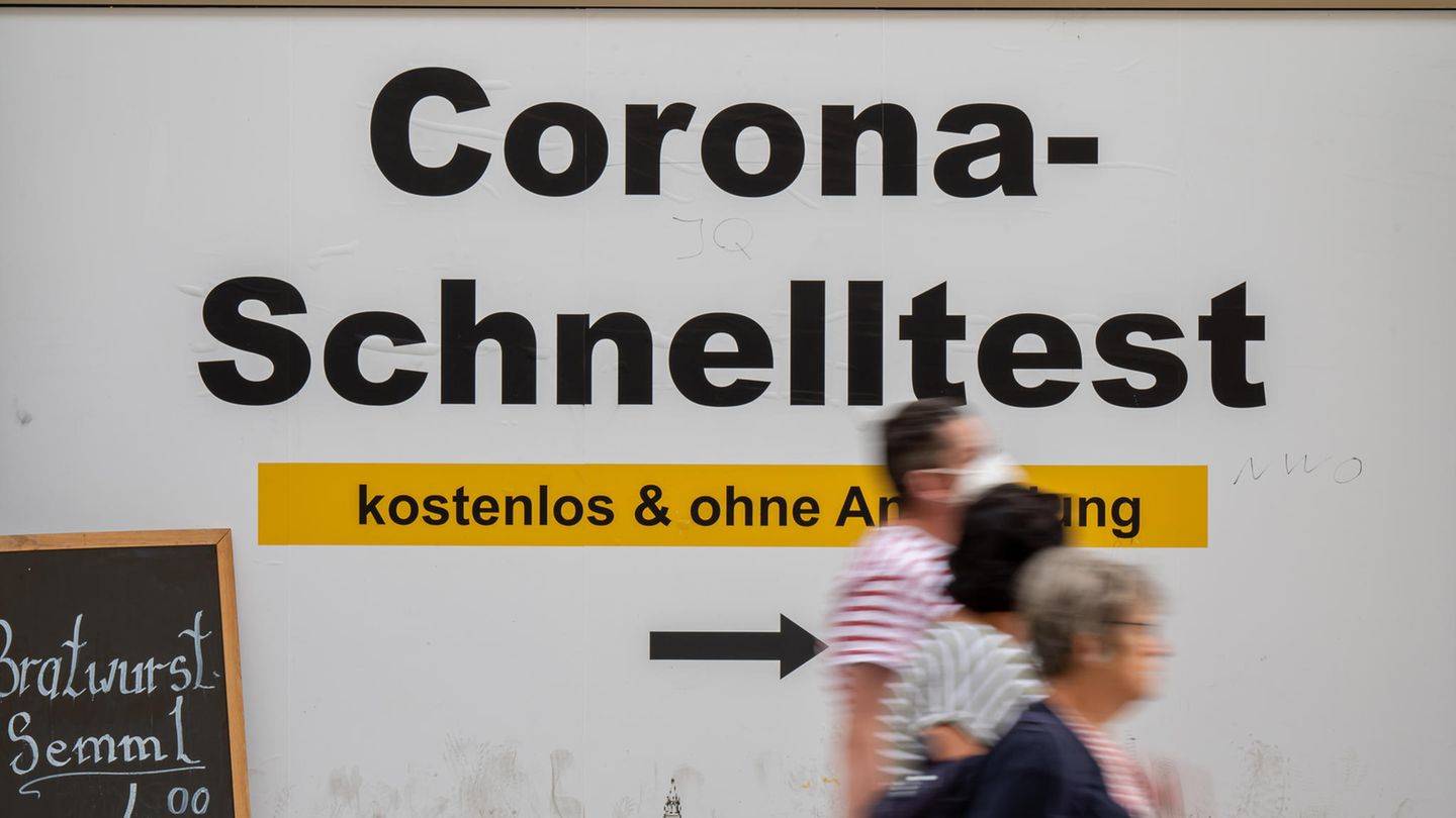 Bayern, München: Ein Schild weist am Rathaus den Weg zu kostenlosen Corona-Schnelltests 