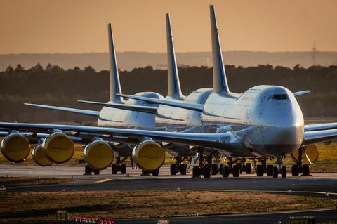 Drei geparkte Boeing 747 der Lufthansa in Frankfurt