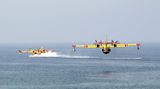 Bei Canadair CL-415 handelt sich um ein Amphibienflugzeug, das speziell zur Brandbekämpfung konstruiert wurde. Innerhalb weniger Sekunden können die Maschinen bis zu sechs Tonnen Wasser aufnehmen.