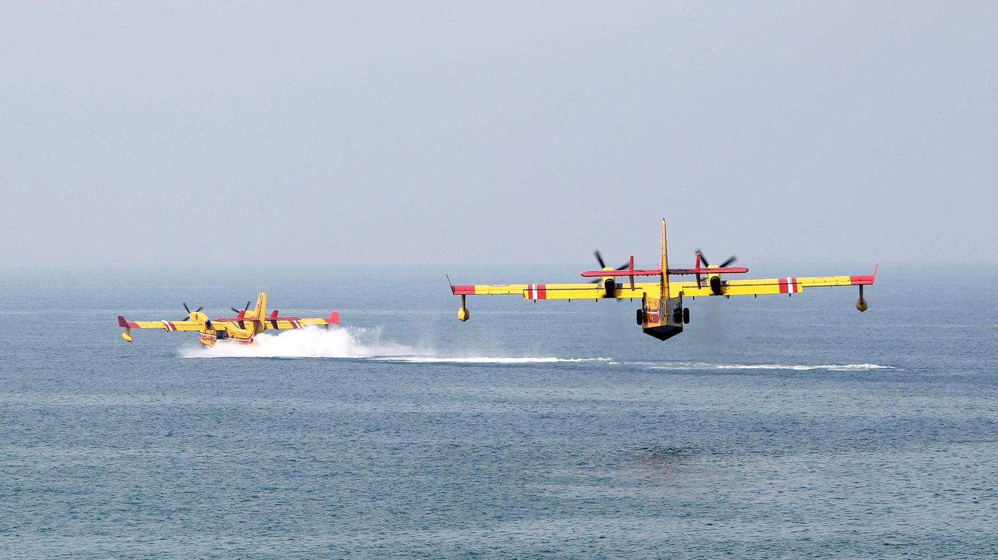 Bei Canadair CL-415 handelt sich um ein Amphibienflugzeug, das speziell zur Brandbekämpfung konstruiert wurde. Innerhalb weniger Sekunden können die Maschinen bis zu sechs Tonnen Wasser aufnehmen.