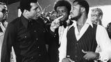 Vor dem legendären "Thrilla in Manila" traten die Kontrahenten Muhammad Ali (l.) und Joe Frazier gemeinsam auf einer Pressekonferenz in New York auf. Mit dabei natürlich: Don King als Veranstalter des Kampfes