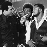 Vor dem legendären "Thrilla in Manila" traten die Kontrahenten Muhammad Ali (l.) und Joe Frazier gemeinsam auf einer Pressekonferenz in New York auf. Mit dabei natürlich: Don King als Veranstalter des Kampfes