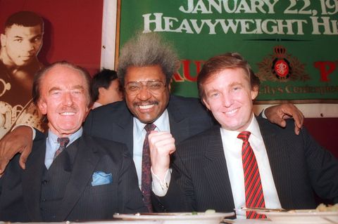 Don King mit Donald Trump und dessen Vater Fred auf einer Pressekonferenz in Atlantic City im Jahr 1987. Jahrzehnte später machte King für Trump Wahlkampf, obwohl er Anhänger der Demokraten ist. Aber für einen wie King spielt das keine Rolle, wichtig war der Zugang zu den Mächtigen.