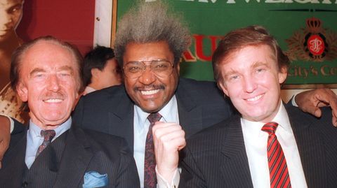 Don King mit Donald Trump und dessen Vater Fred auf einer Pressekonferenz in Atlantic City im Jahr 1987. Jahrzehnte später machte King für Trump Wahlkampf, obwohl er Anhänger der Demokraten ist. Aber für einen wie King spielt das keine Rolle, wichtig war der Zugang zu den Mächtigen.