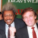 Don King mit Donald Trump und dessen Vater Fred auf einer Pressekonferenz in Atlantic City im Jahr 1987. Jahrzehnte später machte King für Trump Wahlkampf, obwohl er Anhänger der Demokraten ist. Aber für einen wie King spielt das keine Rolle, wichtig war der Zugang zu den Mächtigen.