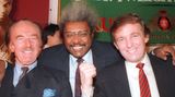 Don King mit Donald Trump und dessen Vater Fred auf einer Pressekonferenz in Atlantic City im Jahr 1987. Jahrzehnte später machte King für Trump Wahlkampf, obwohl er Anhänger der Demokraten ist. Aber für einen wie King spielt das keine Rolle, wichtig war der Zugang zu den Mächtigen.