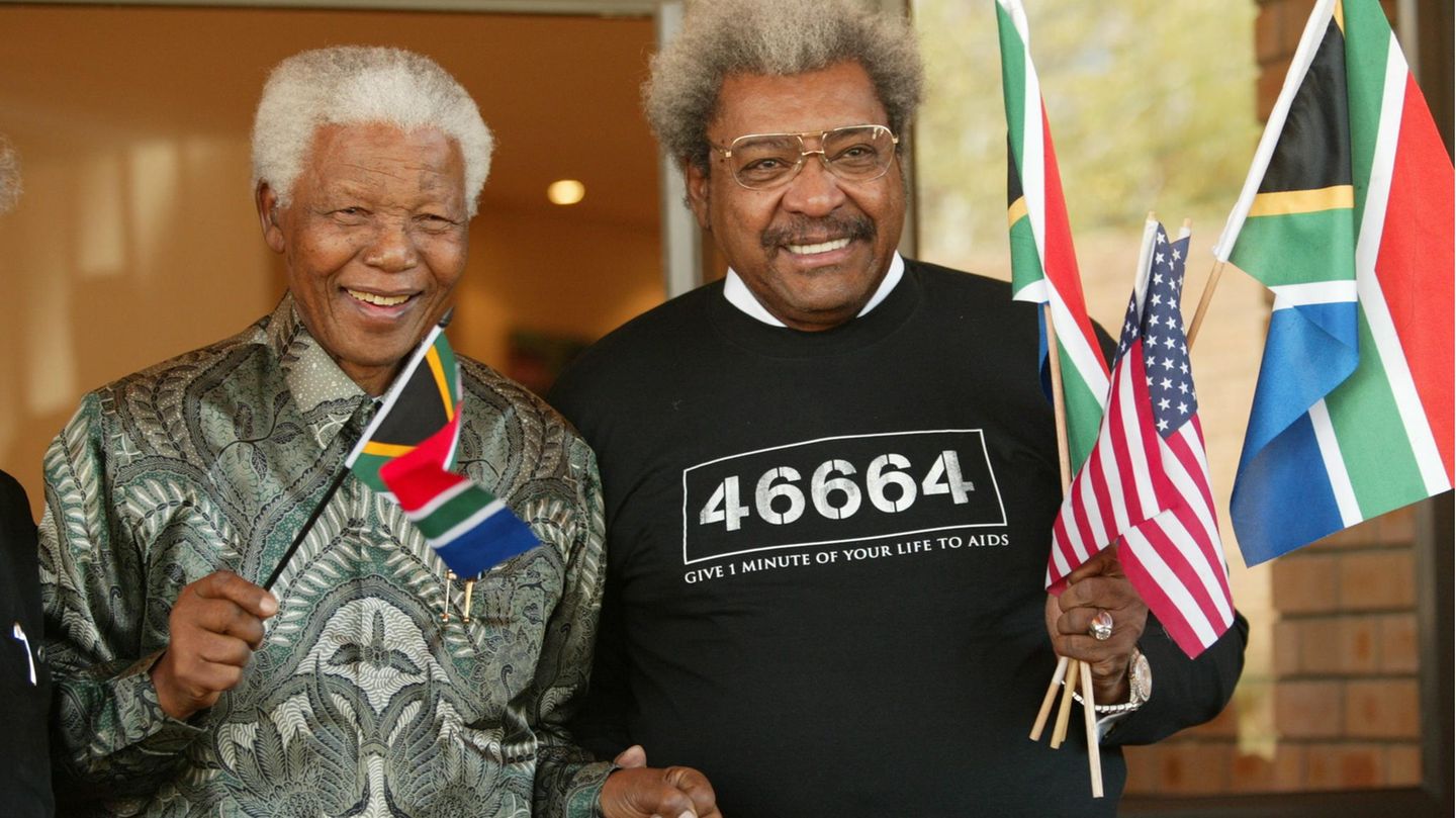 Don King mit Nelson Mandela in Johannesburg im Jahr 2004. Der Promoter war zu Gast bei einem Boxkampf und traf bei der Gelegenheit den Friedensnobelpreisträger.