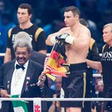 Don King wollte unbedingt mit den Klitschko-Brüdern zusammenarbeiten. Vitali Klitschko (hier vor einem Kampf in Berlin, links neben ihm in Hintergrund steht Wladimir) erzählt noch heute gerne die Geschichte, wie King die Brüder in den 90er-Jahren in seiner Villa empfing, sich an einen Flügel setzte und Mozart spielte – bis die Brüder feststellten, dass der Flügel automatisch musizierte. Danach lehnten sie eine Zusammenarbeit ab.