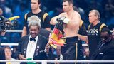 Don King wollte unbedingt mit den Klitschko-Brüdern zusammenarbeiten. Vitali Klitschko (hier vor einem Kampf in Berlin, links neben ihm in Hintergrund steht Wladimir) erzählt noch heute gerne die Geschichte, wie King die Brüder in den 90er-Jahren in seiner Villa empfing, sich an einen Flügel setzte und Mozart spielte – bis die Brüder feststellten, dass der Flügel automatisch musizierte. Danach lehnten sie eine Zusammenarbeit ab.