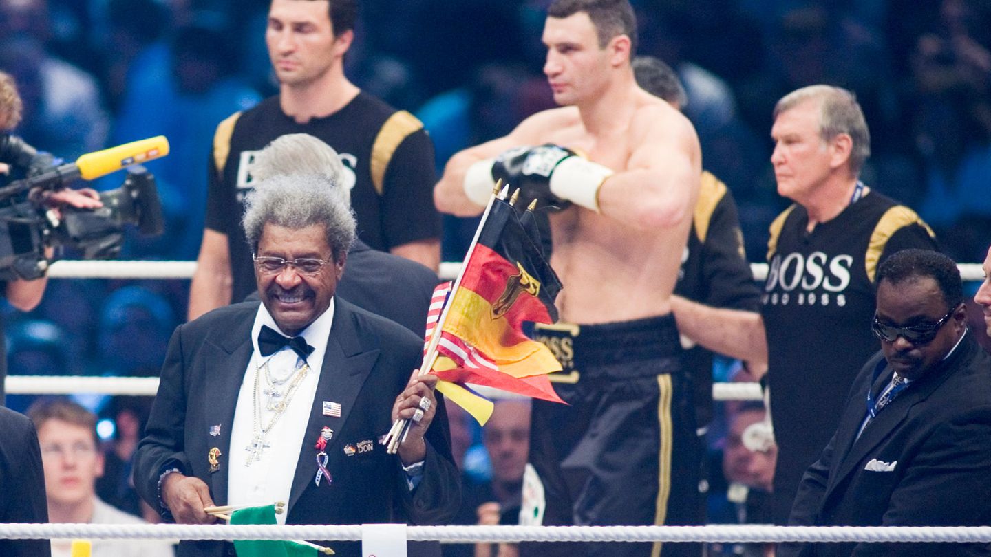Don King wollte unbedingt mit den Klitschko-Brüdern zusammenarbeiten. Vitali Klitschko (hier vor einem Kampf in Berlin, links neben ihm in Hintergrund steht Wladimir) erzählt noch heute gerne die Geschichte, wie King die Brüder in den 90er-Jahren in seiner Villa empfing, sich an einen Flügel setzte und Mozart spielte – bis die Brüder feststellten, dass der Flügel automatisch musizierte. Danach lehnten sie eine Zusammenarbeit ab.