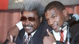 Don King behauptete, dass Mike Tyson 400 Millionen Dollar durch ihn verdient habe. Tyson klagte dennoch, weil King (hier eine Aufnahme aus dem Jahr 1989) ihn angeblich um 100 Millionen betrogen habe. Am Ende musste der Promoter seinem früheren Schützling 14 Millionen auszahlen. Tyson fällte ein vernichtendes Urteil: "King würde seine eigene Mutter für einen Dollar töten" und "Er hat schwarzen Boxern mehr schlechte Dinge angetan als jeder weiße Promoter in der Geschichte des Boxens." Die beiden sollen sich mittlerweile ausgesprochen haben.