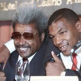 Don King behauptete, dass Mike Tyson 400 Millionen Dollar durch ihn verdient habe. Tyson klagte dennoch, weil King (hier eine Aufnahme aus dem Jahr 1989) ihn angeblich um 100 Millionen betrogen habe. Am Ende musste der Promoter seinem früheren Schützling 14 Millionen auszahlen. Tyson fällte ein vernichtendes Urteil: "King würde seine eigene Mutter für einen Dollar töten" und "Er hat schwarzen Boxern mehr schlechte Dinge angetan als jeder weiße Promoter in der Geschichte des Boxens." Die beiden sollen sich mittlerweile ausgesprochen haben.
